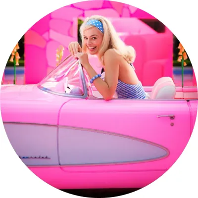 Barbie – opřená o sklo růžového auta – jedlý papír na dort