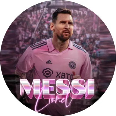 Lionel Messi – v běhu a chromovaný nápis – jedlý papír na dort