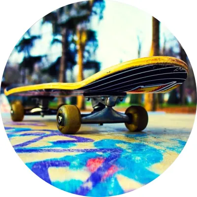 Skateboard – žluté prkno na betonu v parku – jedlý papír na dort