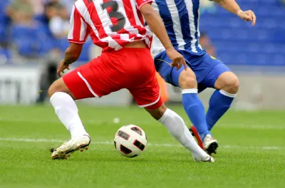 Fotbal – souboj hráčů v červeném a modrém dresu – obdélníkový jedlý papír na dort