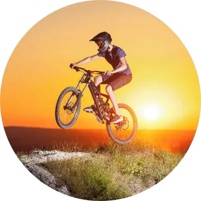 Cyklista – Kolo – skok ze skály při západu – jedlý papír na dort