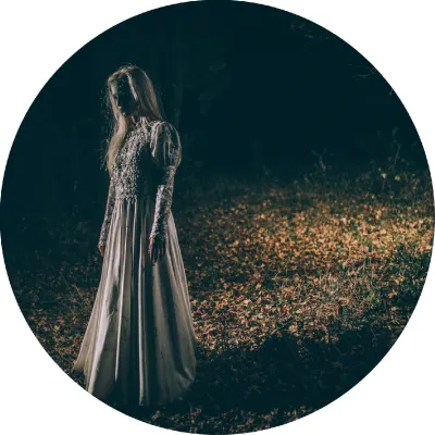 Halloween – žena v bílých šatech v lese – jedlý papír na dort