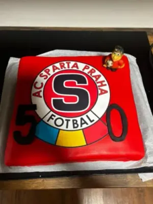 Fotka od zákaznice Terka – Marcipánová figurka fotbalista, červený dres 8x5 cm 70g