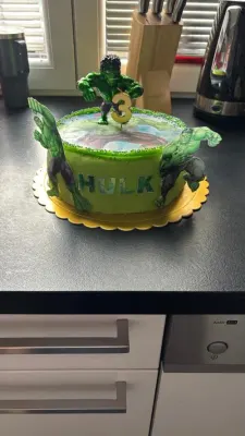 Fotka od zákaznice Jana – Jedlý papír - obrázek na dort - hranatý: HULK - OŘEZ