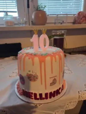 Fotka od zákaznice Iva – PartyDeco svíčka malá růžová s korunkou číslo 0 ▹