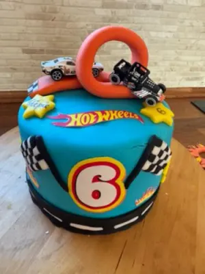 Fotka od zákaznice Lucie – Jedlý papír pro výřez s číslem 0-9, Hot Wheels pro narozeninový dort