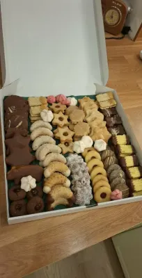 Fotka od zákaznice Nikola – Vánoční krabička na cukroví 31 x 31 x 4,5 cm na 1kg s potiskem - určeno pro 1-2 kg vánočního cukroví