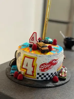 Fotka od zákaznice Markéta – Jedlý papír pro výřez s číslem 0-9, Hot Wheels pro narozeninový dort