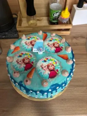 Fotka od zákaznice Pavlína – Jedlý papír - obrázek na dort - kruh: FROZEN - PARTY