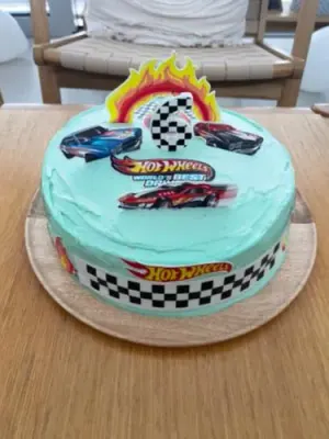 Fotka od zákaznice Romana – Jedlý papír Hot Wheels pro obdélníkový dort