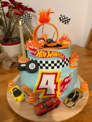 Fotka od zákaznice Monika – Jedlý papír pro výřez s číslem 0-9, Hot Wheels pro narozeninový dort