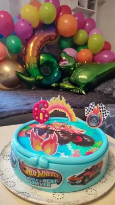 Fotka od zákaznice Petra – Jedlý papír Hot Wheels pro obdélníkový dort