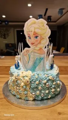 Fotka od zákaznice Veronika – Ledové království - Frozen: výřez ELSA 13,8×25 cm v nabídce jedlý papír i fondán