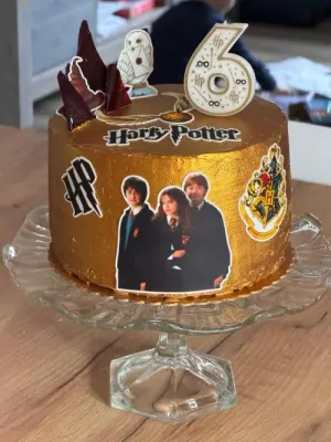 Fotka od zákaznice Klára – PME Harry Potter svíčka bílo-zlatá číslo 6 ▹