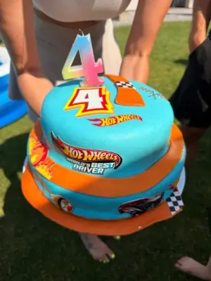 Fotka od zákaznice Liliana – Jedlý papír pro výřez s číslem 0-9, Hot Wheels pro narozeninový dort
