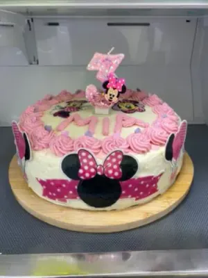 Fotka od zákaznice Lucie – Jedlý papír - obrázek na dort - hranatý: MINNIE - OŘEZ