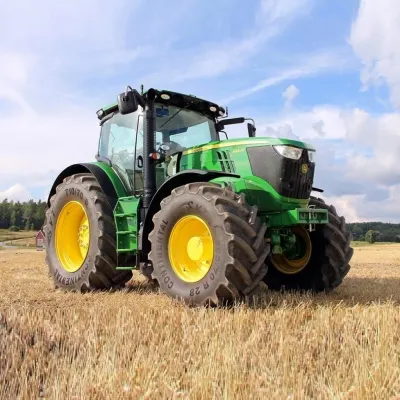 Traktory – zelený traktor na poli – jedlý papír na dort