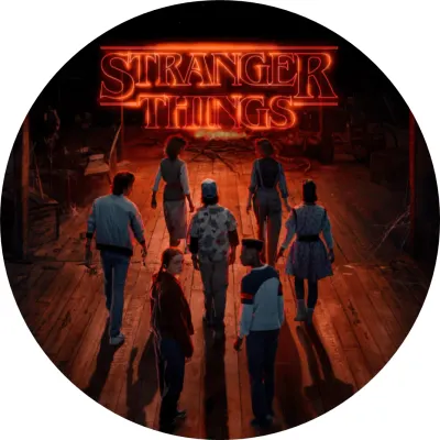 Stranger Things – parta hrdinů a červené logo – jedlý papír na dort