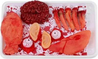 Halloweenský tácek s napodobeninou částí lidského těla včetně uší, prstů a očních bulev pro strašidelnou výzdobu stolu