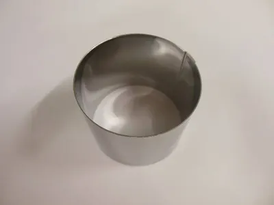 Kruhové nerezové vykrajovátko na semifreda o průměru 4,7 cm a výšce 4 cm pro stejně velké dezerty