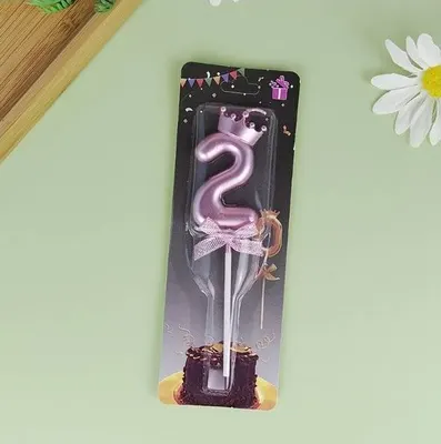 Růžovo-zlatá dortová svíčka ve tvaru číslice 2 s korunkou pro narozeninové oslavy