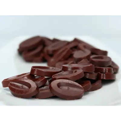 Hořká čokoládová kuvertura Valrhona Satilia Noire 70% v balení 200 g určená na pralinky, ganache a polevy
