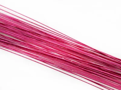 Lesklé sytě růžové floristické drátky 0,812 mm značky Cake Masters v balení 50 ks pro zdobení cukrářských výrobků
