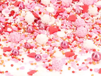 Cukrářské zdobení Cake Masters ve tvaru srdíček s motivem lásky, určené k ozdobě cukroví a dortů, balení 80 g