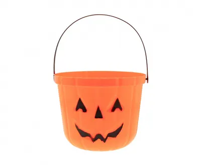Oranžový plastový kyblík ve tvaru dýně s černým madlem na koledu a sladkosti k Halloweenu