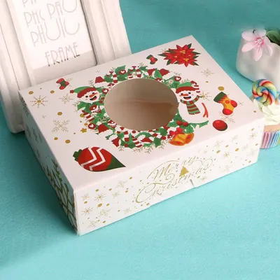 Vánoční krabička na cukroví ve tvaru věnce od značky Cakesicq o rozměrech 22 x 15 x 7 cm
