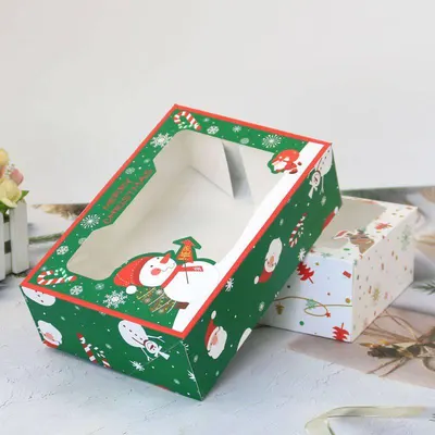 Zelená vánoční krabička na cukroví se sněhulákem od značky Cakesicq o rozměrech 22 x 15 x 7 cm