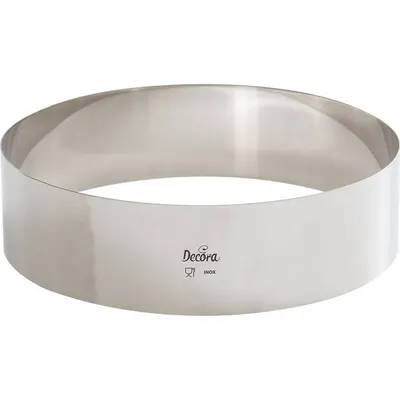 Kulatý nerezový dortový ráfek o průměru 26 cm a výšce 6 cm od značky Decora pro tvarování pečených i chlazených dortů
