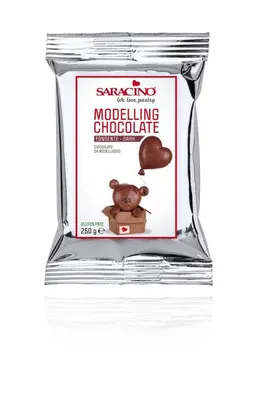 Tmavá modelovací čokoláda Saracino v balení 250 g na tvarování dortových dekorací a figurek