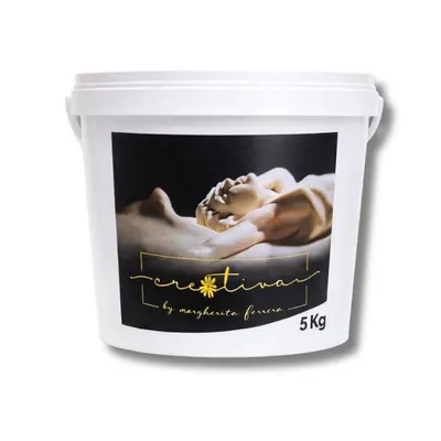 Bílý potahovací fondán Creativa od značky SweetArt v balení 5 kg k potažení dortů
