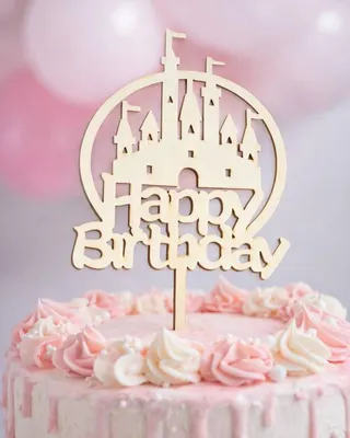 Dřevěný zápich do dortu s nápisem Happy Birthday a motivem hradu na narozeninové oslavy