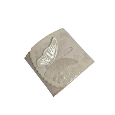 Svatební krabička na výslužku s perleťovým vzorem motýla v bílé barvě, rozměr 7,4 x 7,4 x 3,6 cm, na cukroví a bonbony