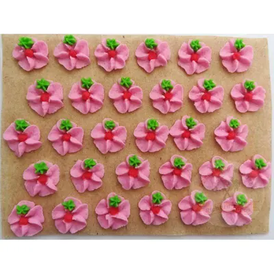 Cukrové květy růžové na platíčku, 30 kusů, cukrářská dekorace na dorty a cupcakes