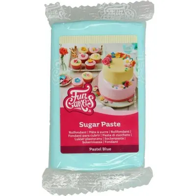 Potahovací hmota pastelově modré barvy od značky FunCakes v balení 250 g určená k potahování a zdobení dortů