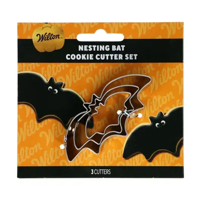 Sada tří nerezových vykrajovátek ve tvaru netopýra od značky Wilton pro halloweenské sušenky a dekorace