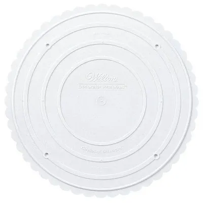 Separační plato Wilton v průměru 33 cm z bílého pevného plastu s vroubkovaným lemem pro stabilizaci patrových dortů