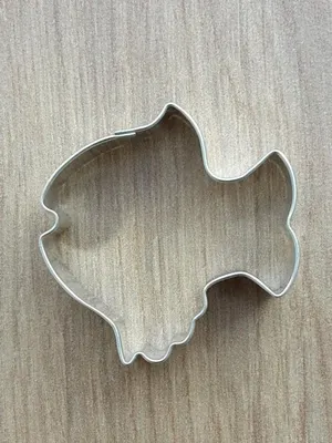 Malé vykrajovátko ve tvaru rybičky od značky Felcman o velikosti cca 4,3 cm z pocínovaného plechu na perníčky a sušenky
