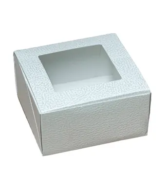 Bílá krabice na cukroví s průhledným víkem a reliéfem imitace kůže, rozměr 120x120 mm, vhodná na zákusky a pralinky