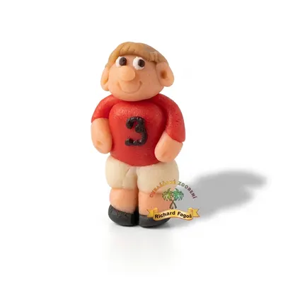 Figurka fotbalisty v červeném dresu z kokosové hmoty na dort, výška 6 cm, značka Fagoš