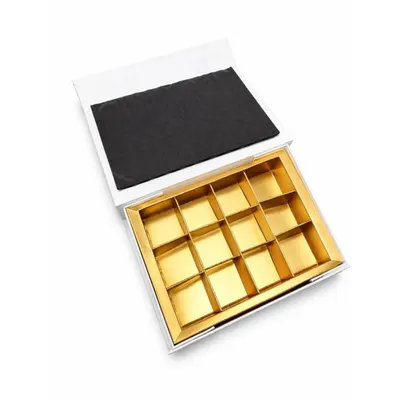 Krabička na 12 pralinek s magnetem bílá, 17,5 x 12,5 x 4 cm