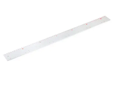 Pravítko bílé s červenou škálou 0–63 cm