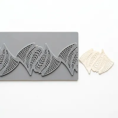 Silikonová podložka na krajku dekor moderní síť 10x40 cm
