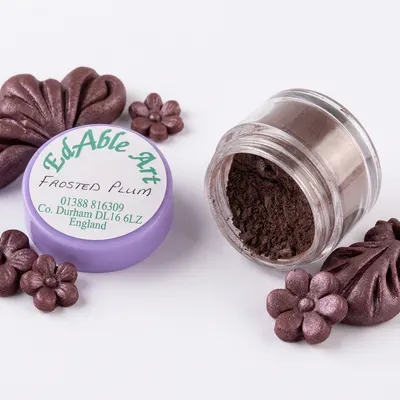 Prachová jedlá barva Frosted Plum, švestkově fialový odstín