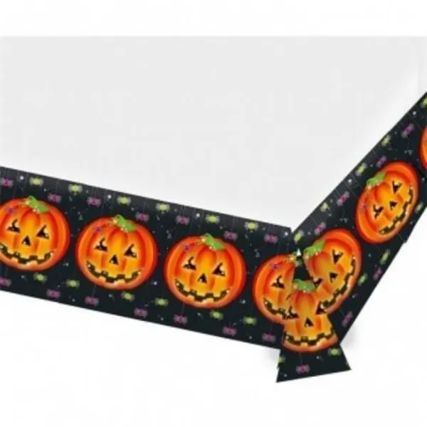 Plastový party ubrus s motivem halloweenských dýní, pavouků a netopýrů na tmavém pozadí, rozměr 137 × 260 cm