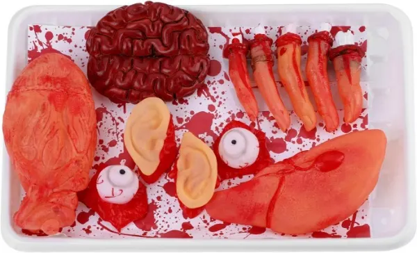 Halloweenský tácek s napodobeninou částí lidského těla včetně uší, prstů a očních bulev pro strašidelnou výzdobu stolu