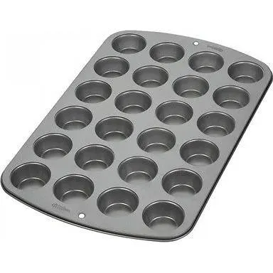 Forma Wilton na 24 mini muffinů z hliníku s rozměrem 40 x 26 cm pro pečení většího množství dortíčků